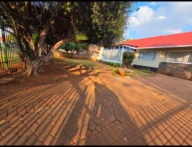 6 BEDROOM HOUSE FOR SALE IN RHODESFIELD